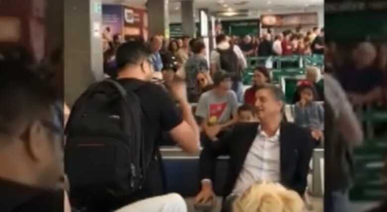 O deputado Dagoberto Nogueira sendo hostilizado no aeroporto da capital