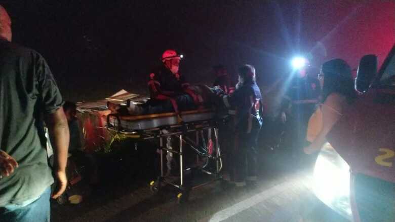 Passageiro sendo resgatado por equipes do Samu