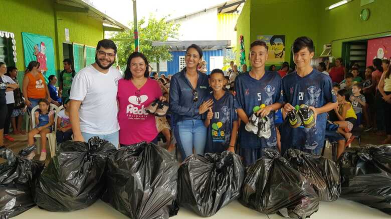 Equipe da Gedel durante entrega de tênis às crianças e adolescentes do Dom Antônio Barbosa