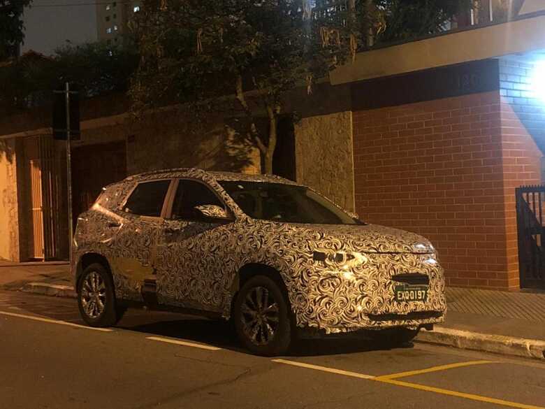 O SUV Tracker compacto da Chevrolet já foi flagrado rodando em São Paulo, ainda em fase de testes, com camuflagem, e não deve demorar a chegar
