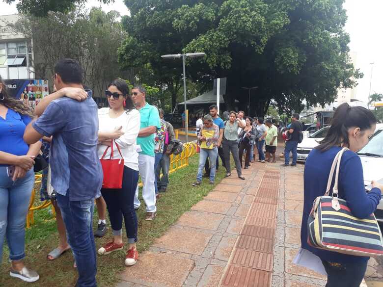 Em frente ao prédio, a fila de espera é grande