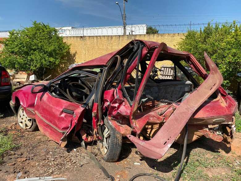 Carro onde estavam as oito pessoas