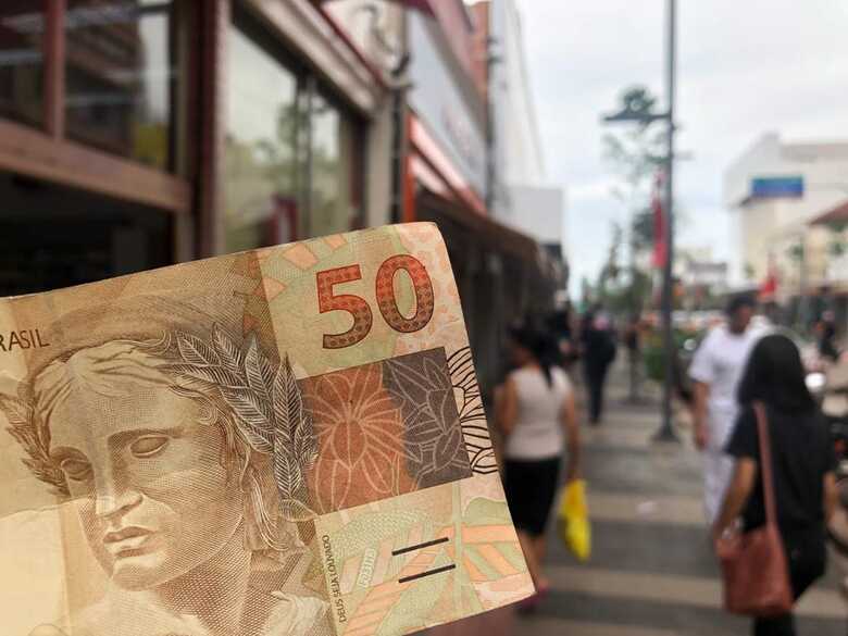 No centro, shopping e camelódromo há opções para gastar seus "cinquentão"