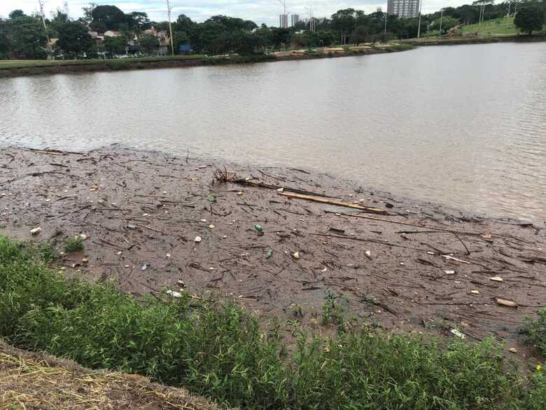 Quantidade de sujeira pr&oacute;xima ao lago assusta visitantes