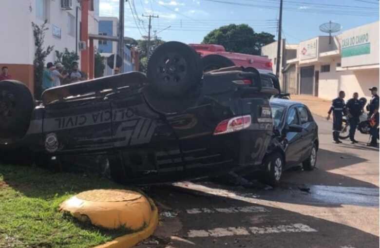 Gol que bateu em viatura teve o para-brisa quebrado