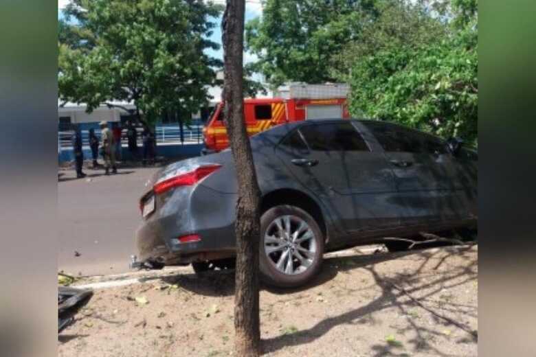 Carro acidentado na avenida Rio Branco