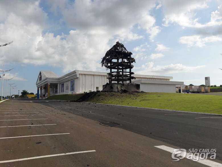 Est&aacute;tua depois de apagarem o fogo