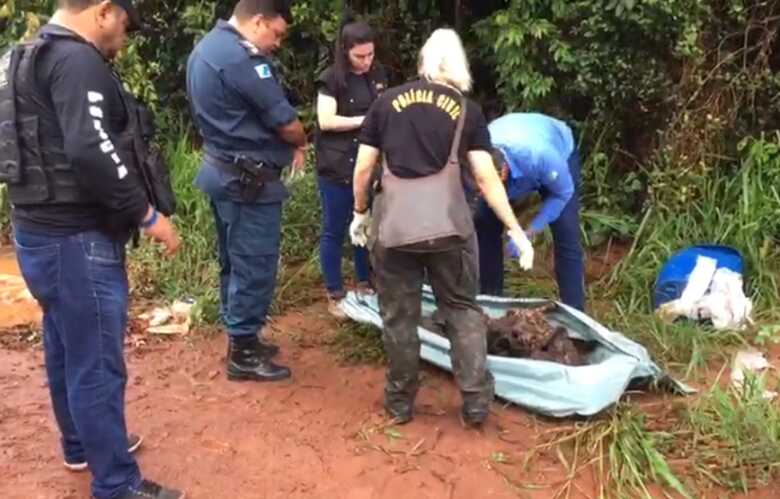 Policial no local onde corpo foi encontrado dentro de tambor, em Ponta Porã