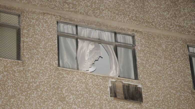 O padrasto pulou pela janela ap&oacute;s ter jogado a crian&ccedil;a e morreu na hora