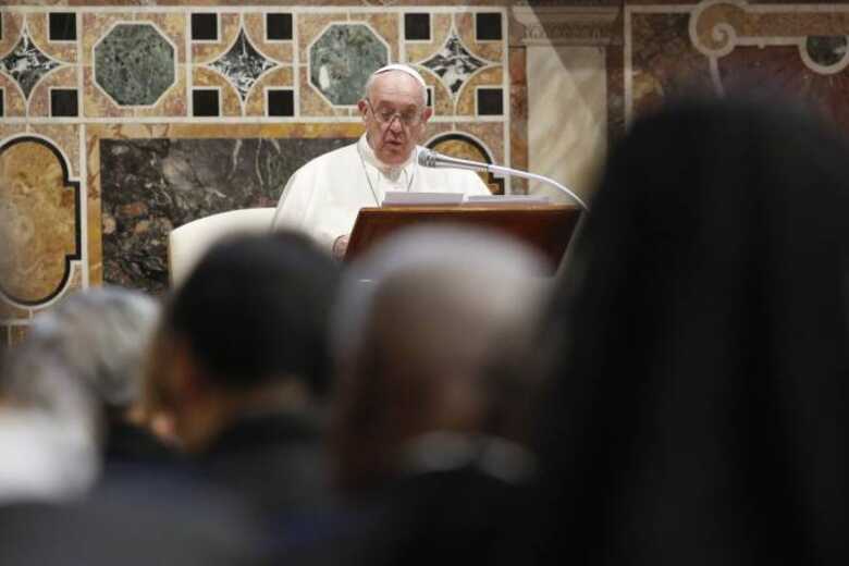 No vaticano, o Papa Francisco disse que teme um conflito em maior escala entre os Estados Unidos e o Irã