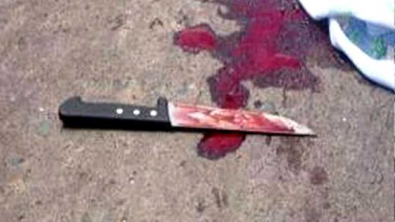 O homem foi ferido com seis golpes na costela e uma nas costas