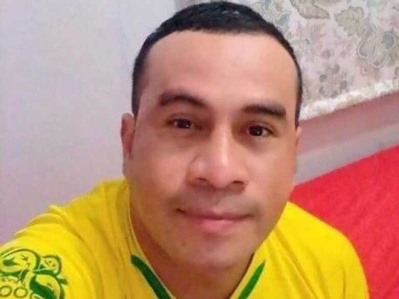 Luiz estava vestido com o uniforme do Empório Equilíbrio