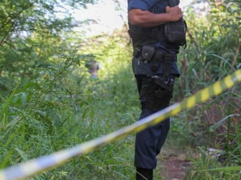 A suspeita é de que ele tenha sido espancado no próprio local com um vaso sanitário, há diversos ferimentos na cabeça