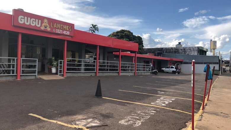 O Gugu Lanches da Afonso Pena com a Ernesto Geisel oferece estacionamento particular