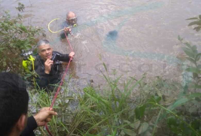 O corpo precisou ser tirado com o uso de uma corda