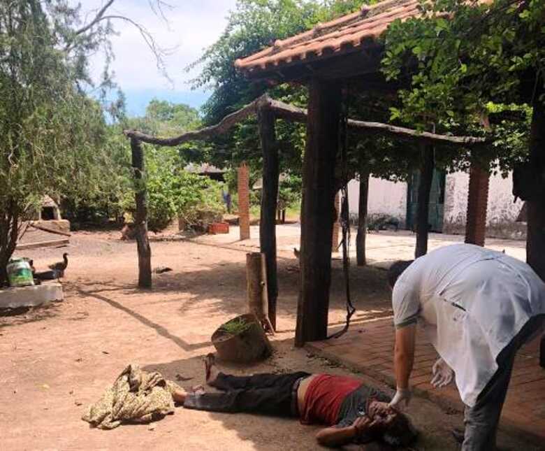 Perícia examinando o corpo encontrado na fazenda