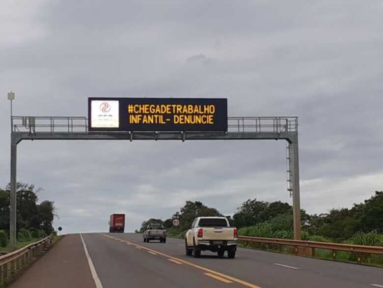 Mensagem da campanha estampada em pain&eacute;l eletr&ocirc;nico da BR-163