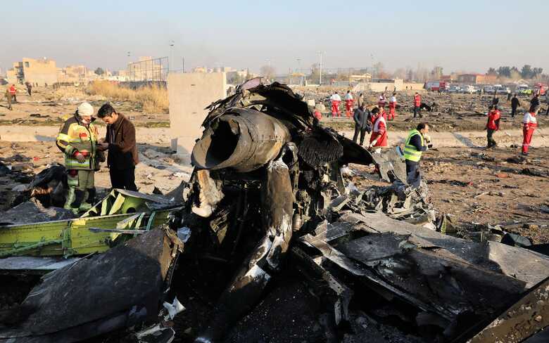 Autoridades trabalham em meio a destroços de avião que caiu em Shahedshahr, a sudoeste da capital Teerã, Irã