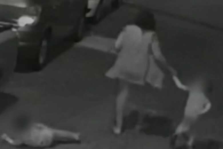 Imagens da bab&aacute; levando as crian&ccedil;as