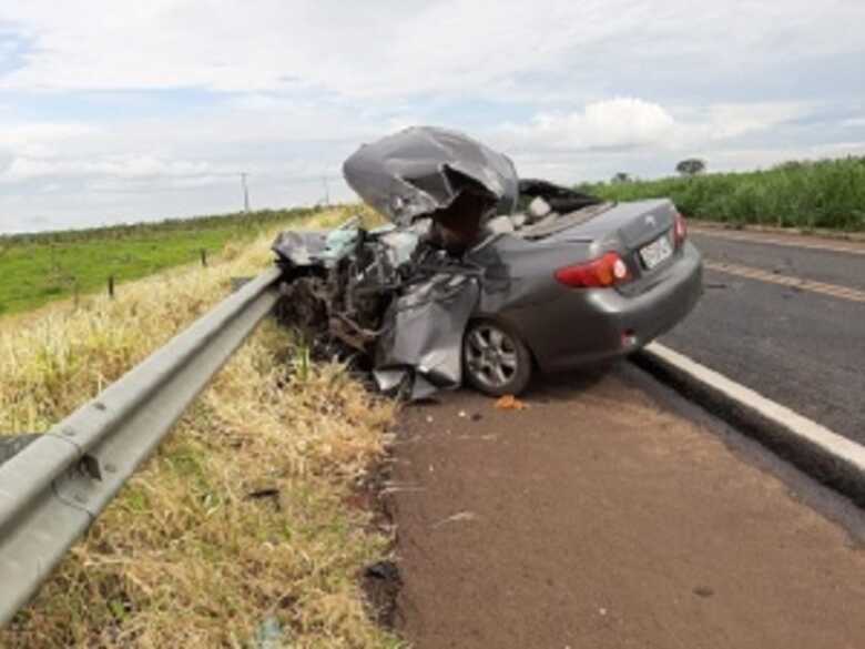 Carro onde esteva Nélio, a esposa e o filho