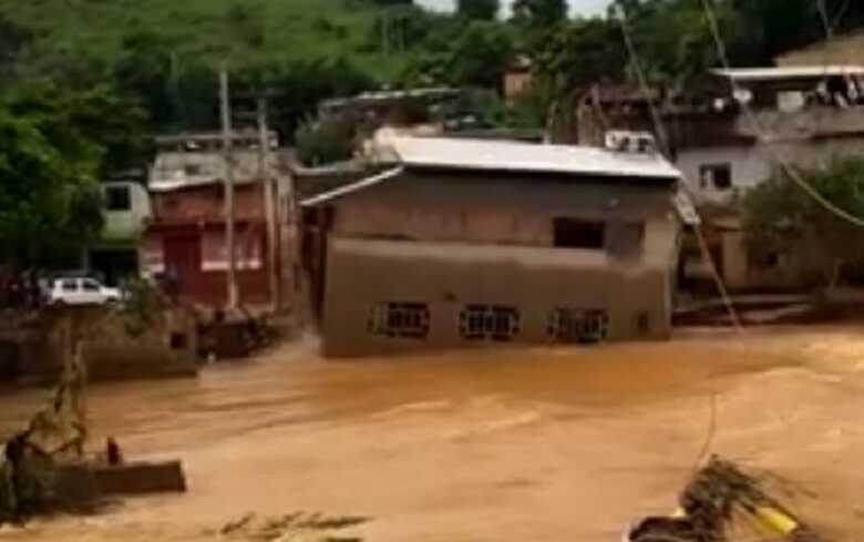A casa foi arrastada pela enchente que atingiu a cidade de Raul Soares, em Minas Gerais, neste domingo