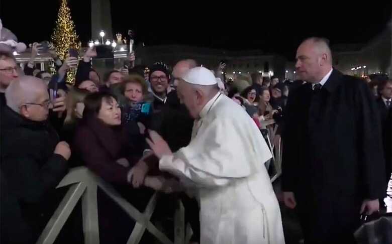 Papa cumprimentava fiéis na Praça de São Pedro