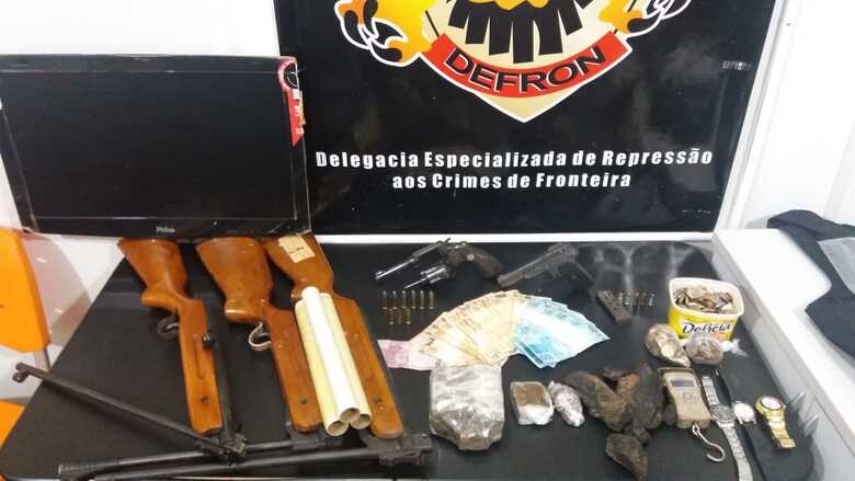 Armas, drogas e munições encontrados na residência
