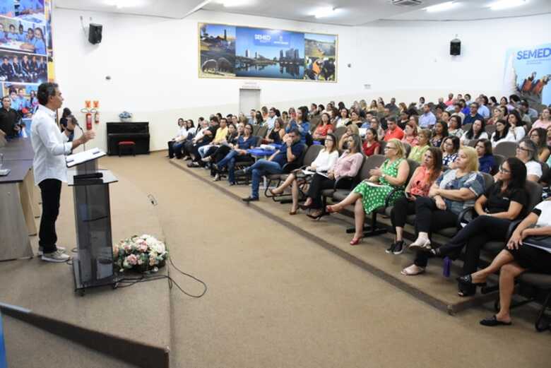 O prefeito Marquinhos Trad compareceu a reunião com os diretores