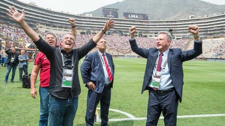 Bap, Marcos Braz e Landim celebram vitória do Flamengo na final da Libertadores