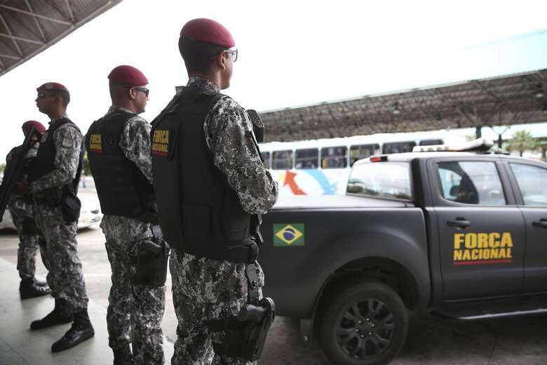 Agentes da For&ccedil;a Nacional em patrulha