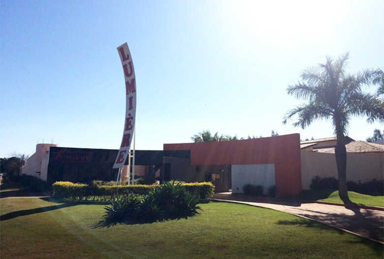 O motel fica na saída para Três Lagoas, em Campo Grande