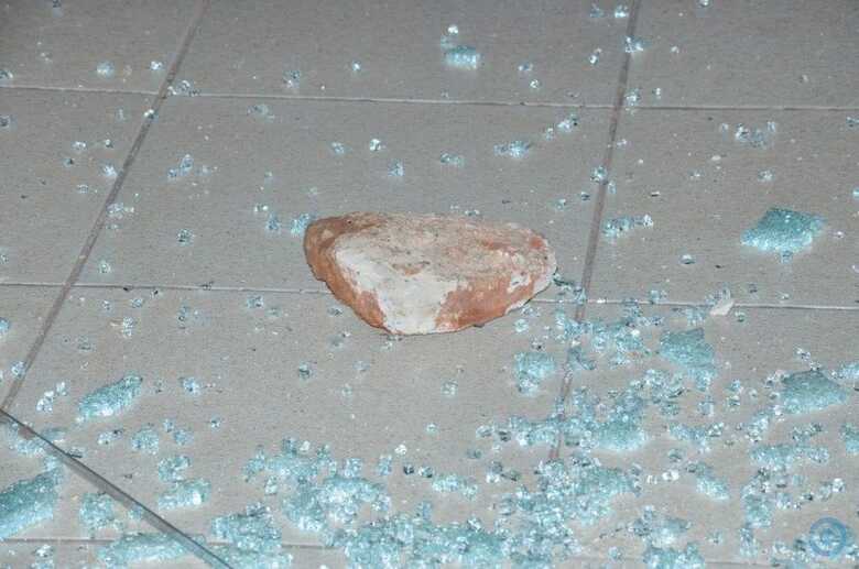 Elas teriam quebrado a janela por onde entraram na casa com uma pedra