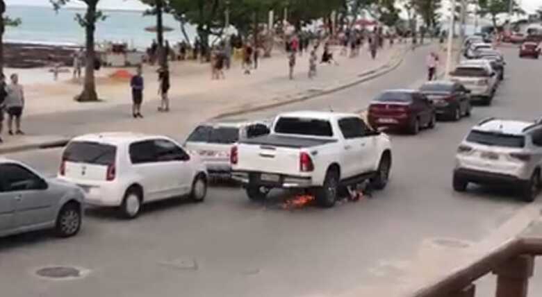 Imagens do vídeo onde a moto é arrastada embaixo da caminhonete