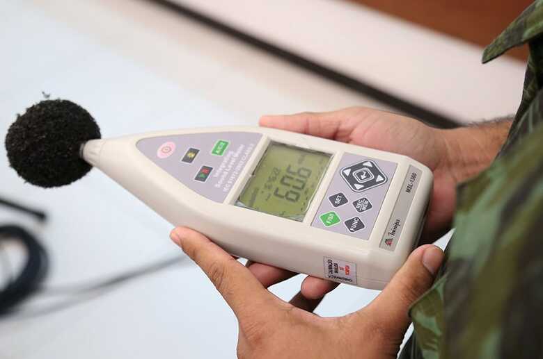 Aparelho que mede a emiss&atilde;o de som em decib&eacute;is