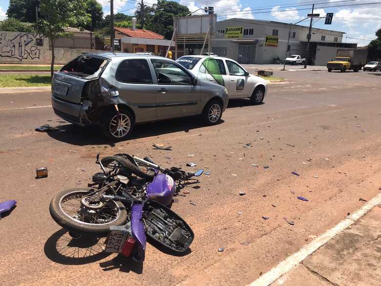 Três veículos envolvidos no acidente