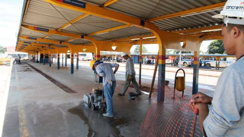 Funcion&aacute;rios da obra preparando cortando o granito para a adequa&ccedil;&atilde;o