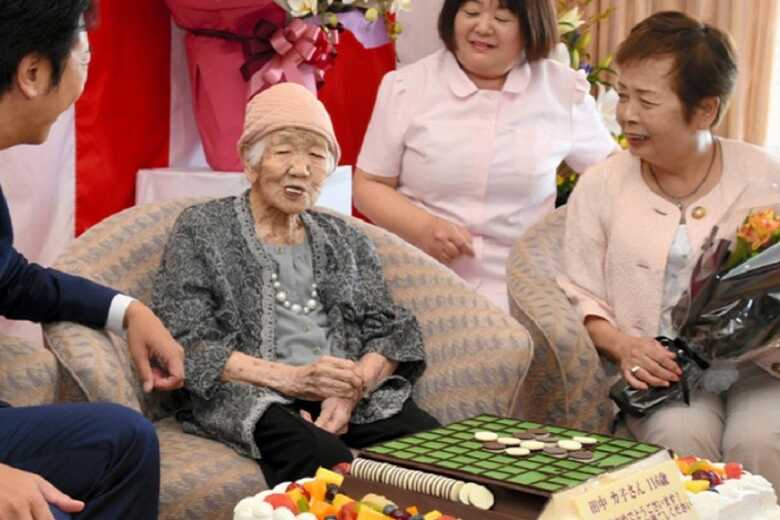 Ela comemorou com funcion&aacute;rios e amigos da casa de repouso