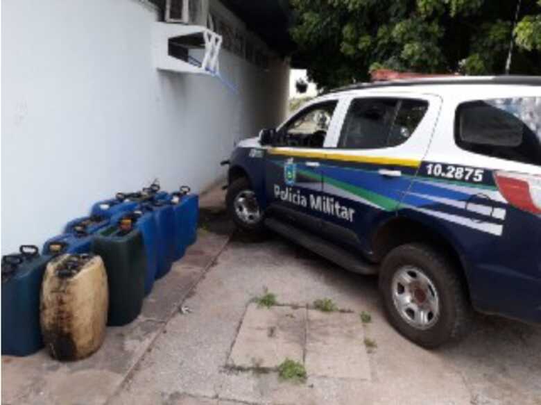 No local, foi constatado v&aacute;rios tambores cheios de combust&iacute;veis do tipo &oacute;leo diesel