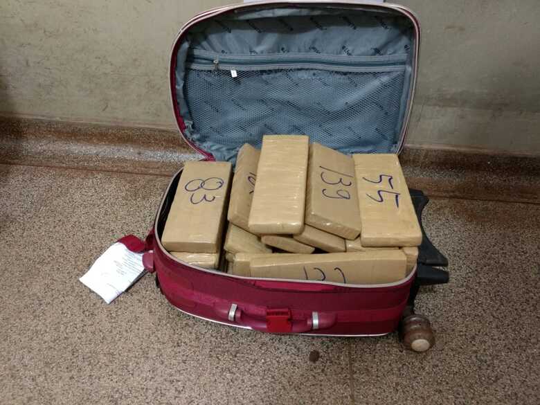Foram encontrados 34 tabletes da droga pesando 23 quilos