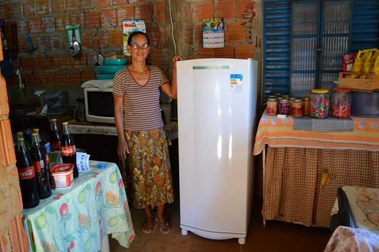 Vilma Machado faz parte do programa e ganhou uma geladeira nova da concessionária