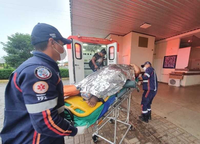 Socorristas fazendo os primeiros atendimentos &agrave; Nilton Ferreira
