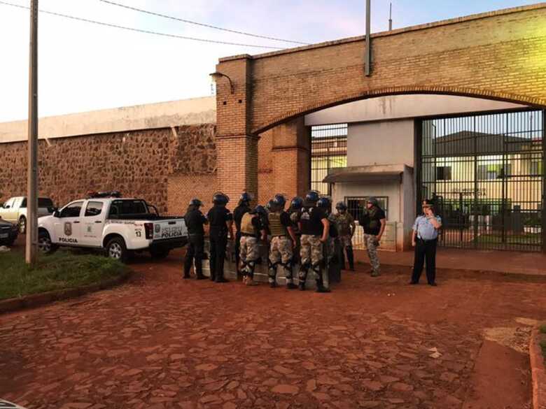 Policiais Militares em frente à prisão de Pedro Juan Caballero de onde fugiram 75 detentos