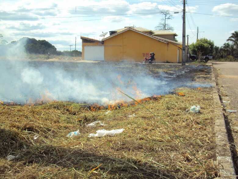 &Eacute; proibido promover queimadas mesmo em pequenas propor&ccedil;&otilde;es, como o fogo em folhagens nos quintais