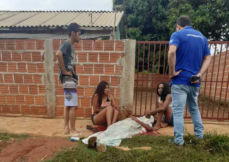 O suspeito, n&atilde;o identificado, chegou no local, atirou e fugiu