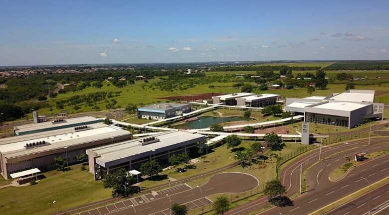A Universidade Estadual de Mato Grosso do Sul possui 15 polos no Estado