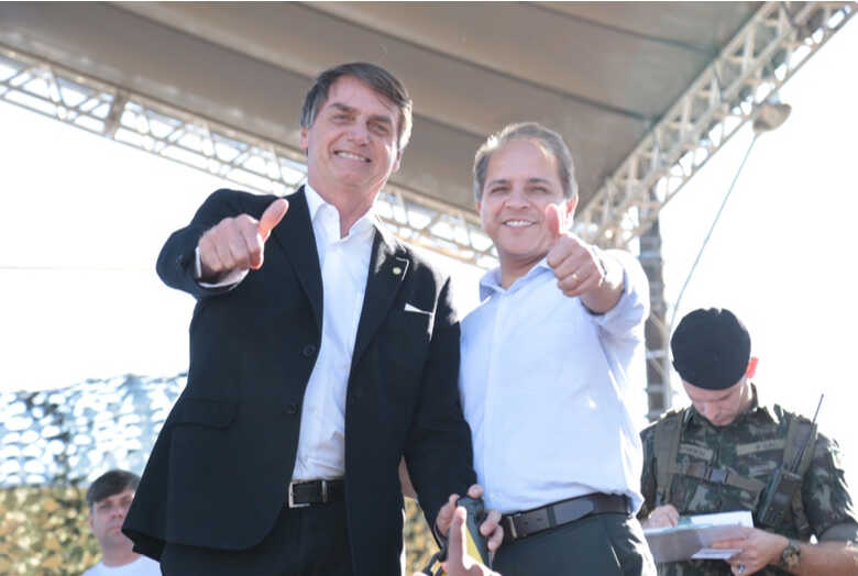 O presidente Jair Bolsonaro acompanhado do deputado estadual Coronel David