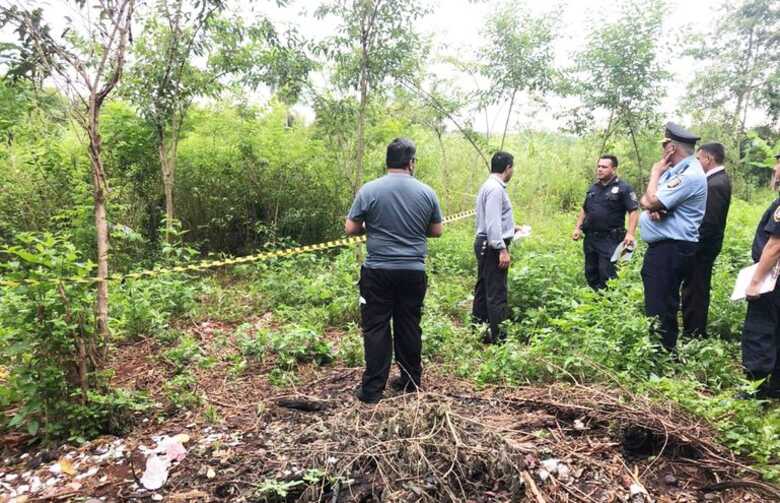 Terreno onde os corpos foram encontrados por moradores