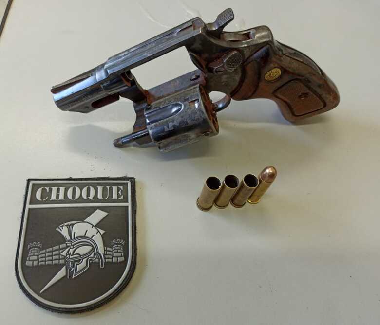 Arma e munições utilizadas pelo autor