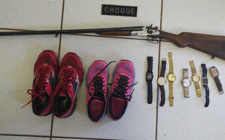 Tênis e relógios roubados, e a arma guardada por um dos criminosos
