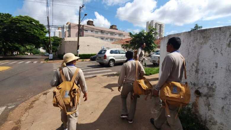 Agentes de saúde durante mapeamento nas ruas de Campo Grande
